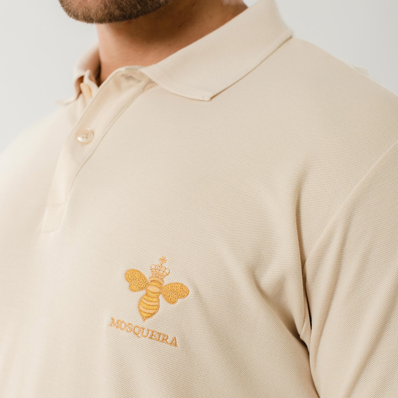 Polo camisero beige piqué de algodón Pima con bordado