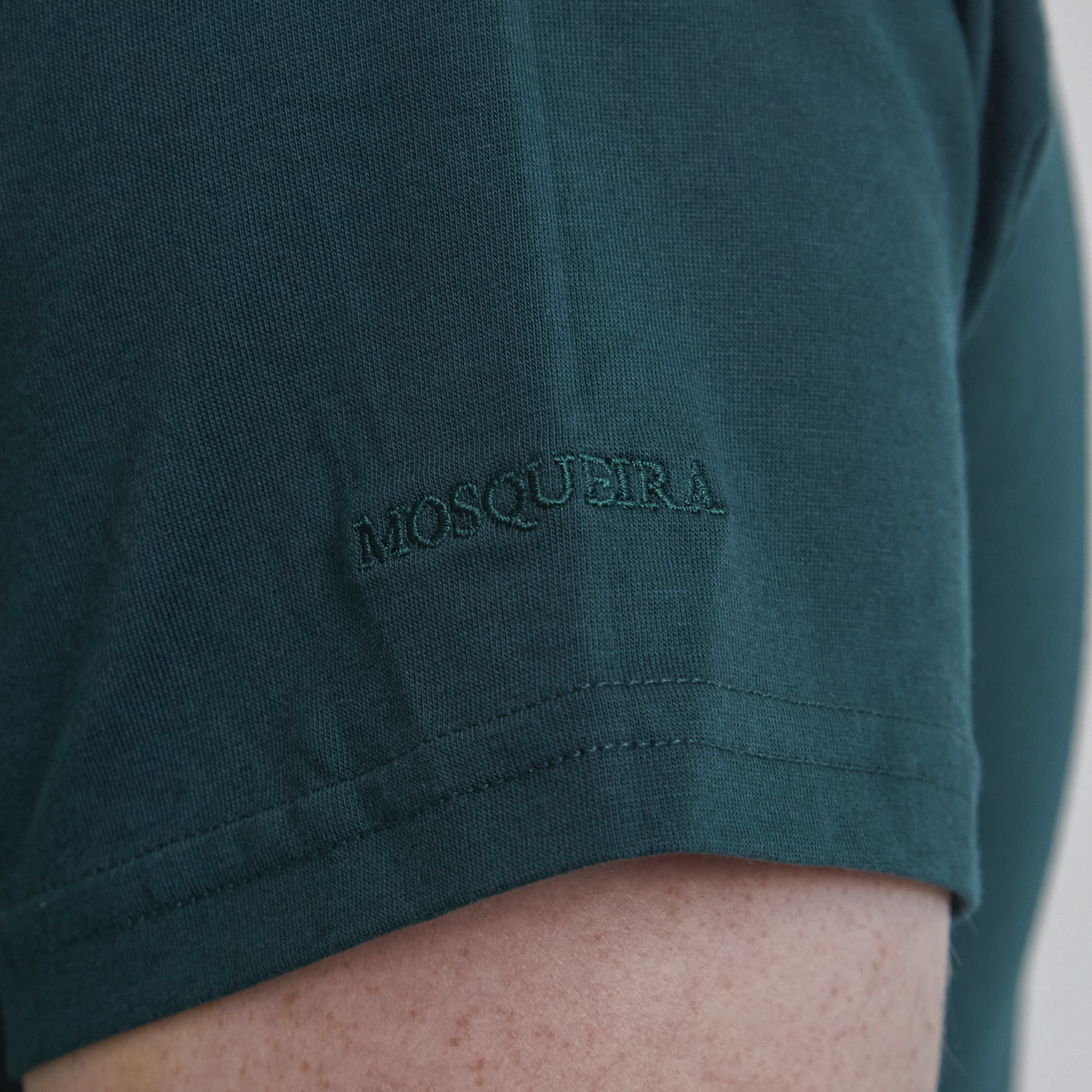 Polo básico verde Jersey de algodón Pima con bordado en la manga